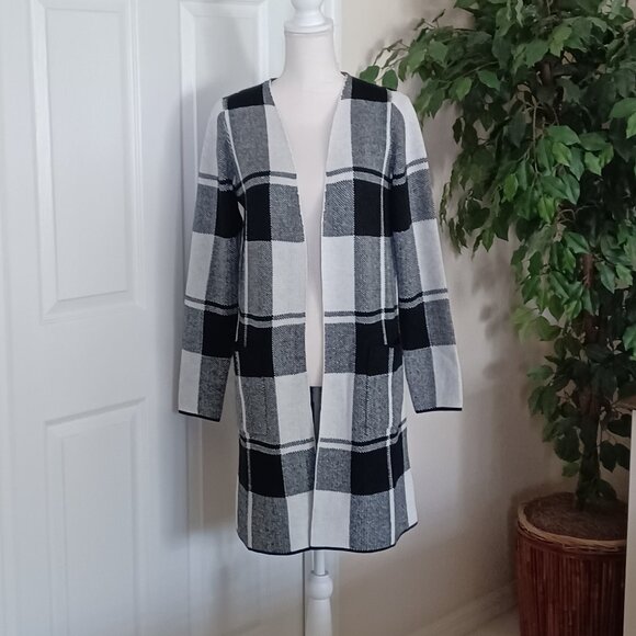 EUC Stitch Fix Fortune + Ivy "Sawyer" Black & White Plaid Cardigan Size Small - Picture 6 of 10